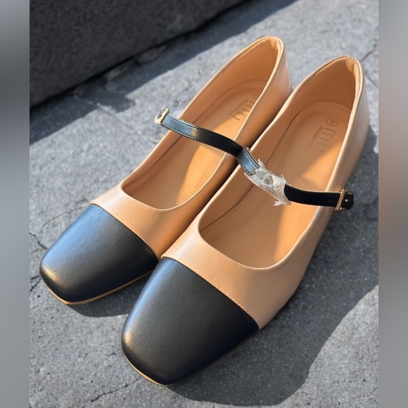 Chic Tan and Black Block Heels - Picture 2 of 10